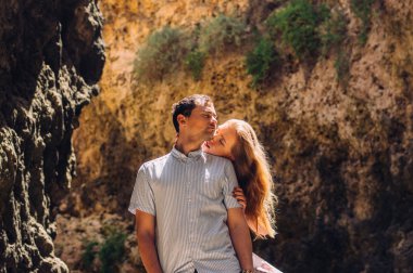 Yürüyüş ve doğa, Malta üzerinde yarık içinde öpüşme kadın ve erkek