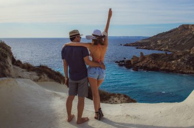 Bir gün sahilde, denize güzel manzara çift kucaklama