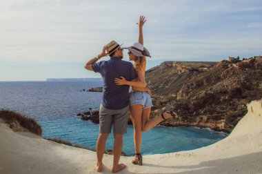 Bir gün sahilde, denize güzel manzara çift kucaklama