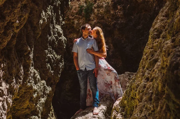 Hombre Mujer Caminando Besándose Hendidura Naturaleza Malta —  Fotos de Stock