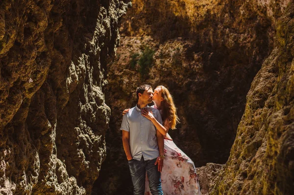 Hombre Mujer Caminando Besándose Hendidura Naturaleza Malta — Foto de Stock