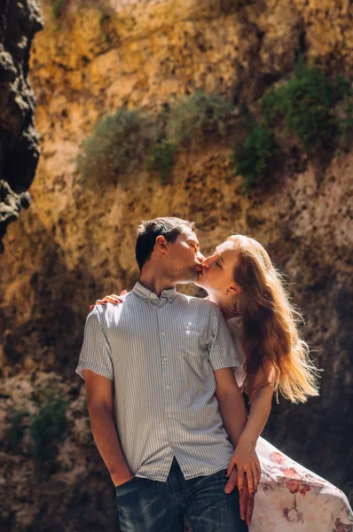 男と女が歩いて マルタの口唇にキス — ストック写真