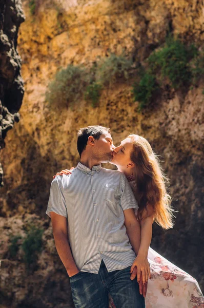 男と女が歩いて マルタの口唇にキス — ストック写真