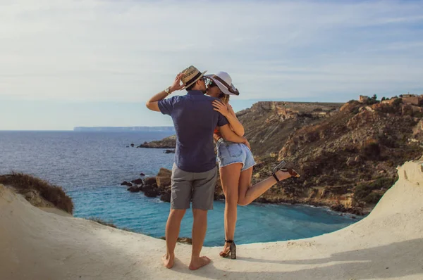 Bir gün sahilde, denize güzel manzara çift kucaklama