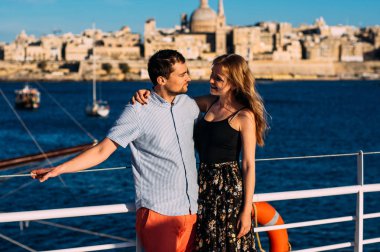 Adam ve kadın kucaklama, Valletta ve denizde artalanları, Malta