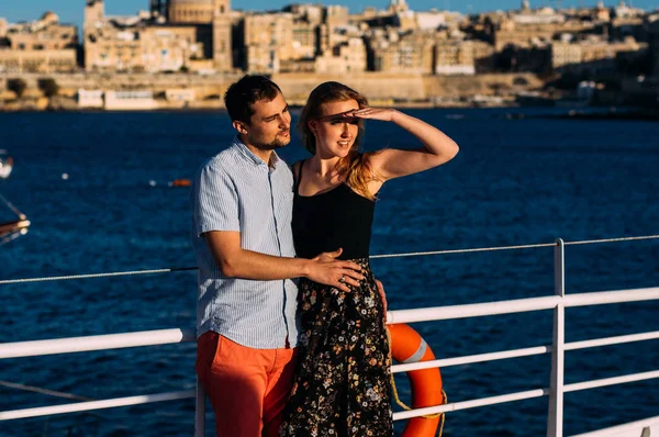 Abrazo Hombre Mujer Valeta Mar Fondo Malta — Foto de Stock