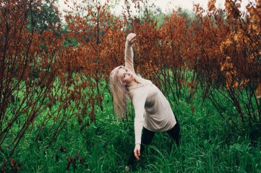 Hareket ölü ağaçlar arasında dans genç kız portresi