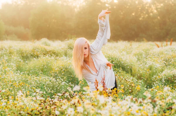 Портрет Молодой Девушки Танцующей Ромашковом Поле Восходе Солнца — стоковое фото