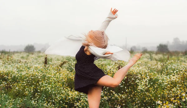 日の出のカモミール フィールドで踊る少女の肖像画 — ストック写真