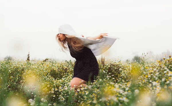 Portrait Young Girl Dancing Chamomile Field Sunrise — Stock Photo, Image