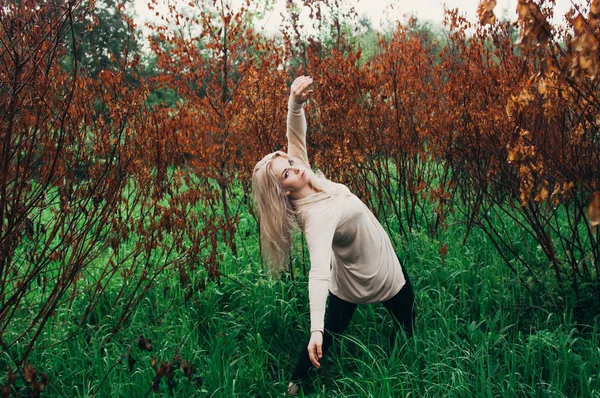 Портрет Молодої Дівчини Танцює Між Мертвими Деревами Русі — стокове фото