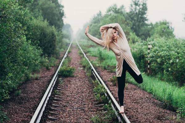年轻女孩的肖像在铁路运动与手在头 — 图库照片