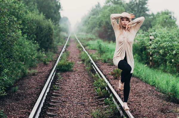年轻女孩的肖像在铁路运动与手在头 — 图库照片