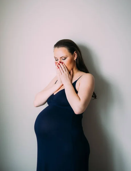 Kobieta Ciąży Ciemno Niebieska Sukienka Patrząc Brzuszka — Zdjęcie stockowe