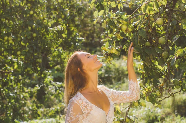 Elma Bahçesinde Beyaz Dantel Elbise Genç Güzel Kız Portresi — Stok fotoğraf