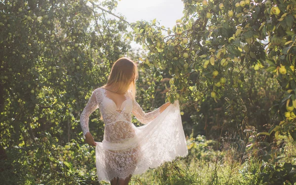 Elma Bahçesinde Beyaz Dantel Elbise Genç Güzel Kız — Stok fotoğraf