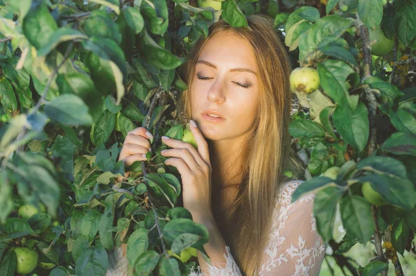 Porträt Eines Jungen Schönen Mädchens Weißen Spitzenkleid Apfelgarten Der Baumkrone — Stockfoto