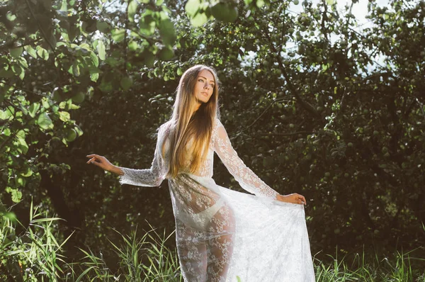 Genç Güzel Kız Beyaz Dantel Elbise Elma Bahçesinde Poz — Stok fotoğraf