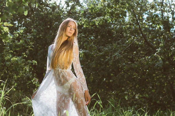 Joven Hermosa Chica Posando Vestido Encaje Blanco Jardín Manzana — Foto de Stock