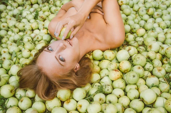 Schöne Nackte Mädchen Liegt Auf Den Grünen Äpfeln Apfel Der — Stockfoto