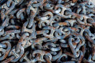 Kırık mavi boya ile eski paslanmış zincirleri
