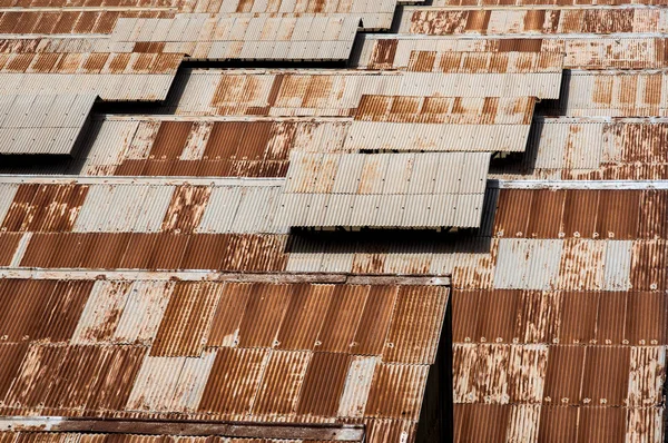 工业建筑的棕色生锈金属屋顶 — 图库照片