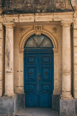 Malta eski mavi kapı, Malta