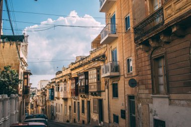 Sokak Görünümü'nde Sliema, geleneksel balkon, Malta