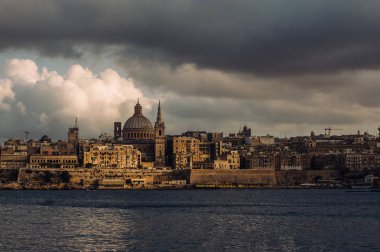 Sliema güzel görünümünden akşam, Our Lady of Mount Carmel Bazilikası, Malta Valletta için