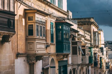 Sokak Görünümü'nde Sliema, geleneksel balkon, Malta