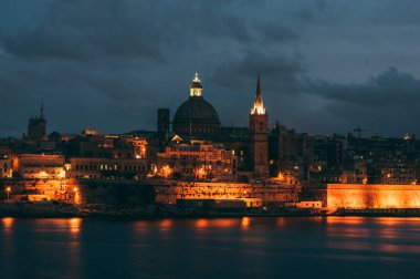 Sliema güzel görünümünden gece, Our Lady of Mount Carmel Bazilikası, Malta Valletta için