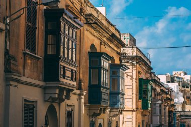 Sliema sokak görünümünde geleneksel balkonlu, Malta