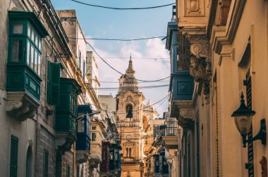 Sliema sokak görünümünde geleneksel balkonlu, Malta