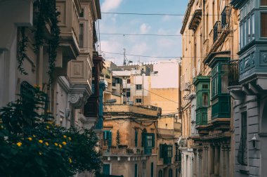 Sliema sokak görünümünde geleneksel balkonlu, Malta