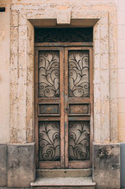 Malta eski kahverengi kapı, Malta