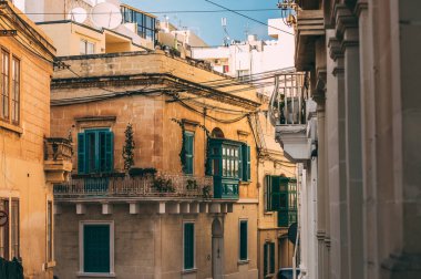 Sliema sokak görünümünde geleneksel balkonlu, Malta