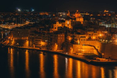 Fort St. Angelo, gece Il-Birgu, Valletta, Malta görünümünden