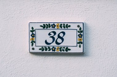 Bina duvardaki 38 numara