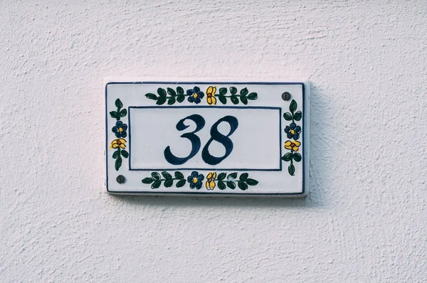 Bina duvardaki 38 numara