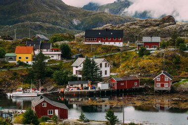 Güzel görünümüne Sund ve dağlar, Lofoten Adaları, Norveç