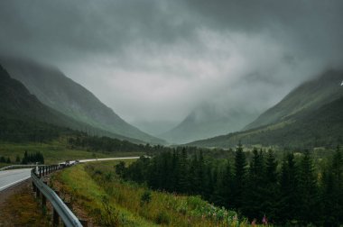 Gullesfjord, Lofoten Adaları, Norveç yakınındaki dağların arasındaki yol