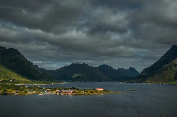 Nézd Sildpollnes Templom Hegyek Szigetek Lofoten Norvégia — Stock Fotó