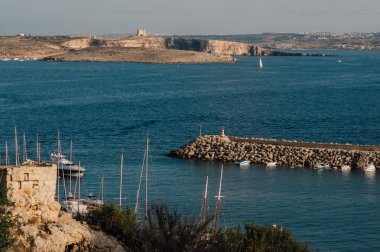 Gozo, Malta tepeden denize görüntülemek