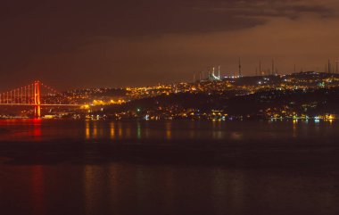 Gece görünümüne Boğaz Köprüsü ve Çamlıca Cami, Istanbul, Türkiye