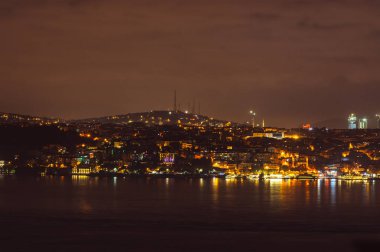 Gece görünümüne Boğaz Köprüsü ve Çamlıca Cami, Istanbul, Türkiye