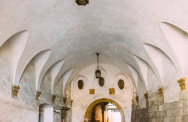 Ortaçağ kemer ile fener Wawel Castle, Krakow, Polonya