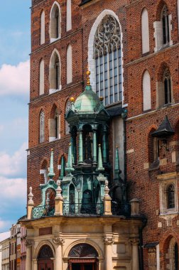 Mariacki Kilisesi, ünlü Tapınağı içinde Krakow, Pazar Meydanı, Polonya