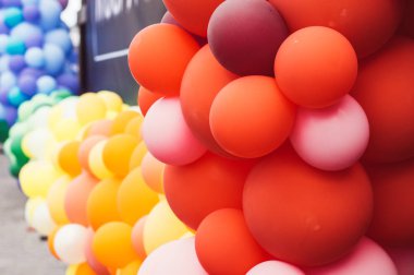 Bir sürü çok renkli balonlar, turuncu ve kırmızı, gururu Festivali
