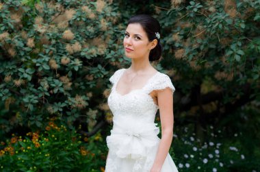 Bahçede gelin portresi