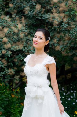 Bahçede gelin portresi